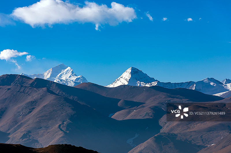西藏加乌拉山口观马卡鲁峰图片素材