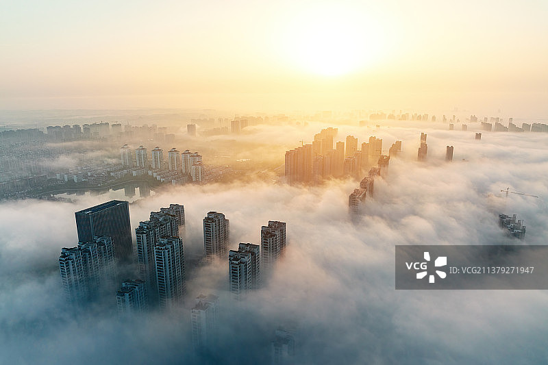 河南省信阳市城市天际线平流雾云海风光航拍俯瞰图片素材