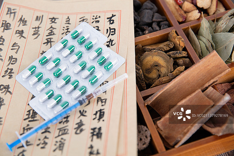 中药药材和药方及西药和针管图片素材