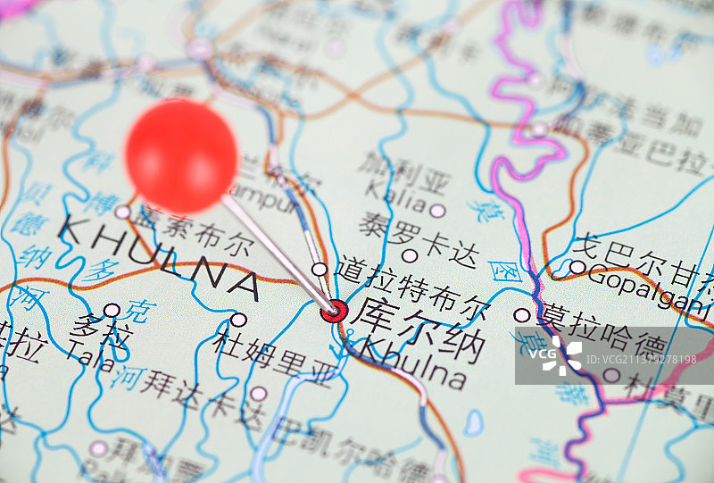 地图上被大头钉标注的孟加拉国城市库尔纳图片素材