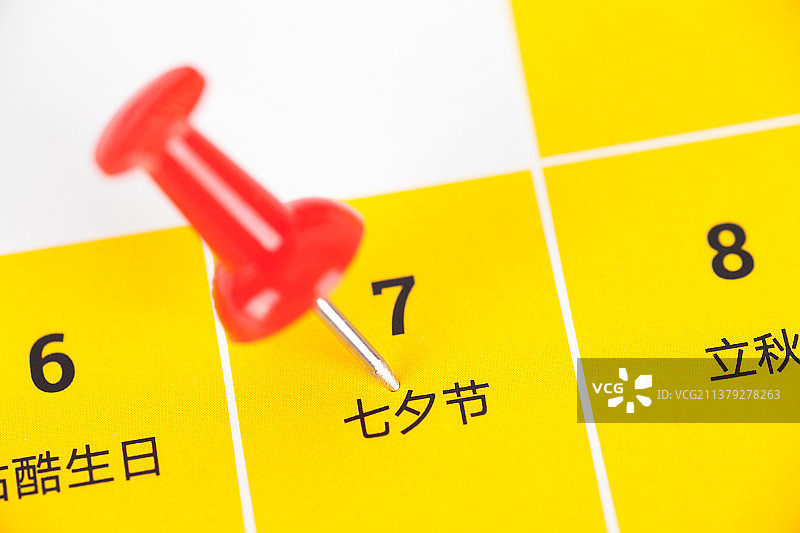 日历上被大头钉标注的七夕节图片素材