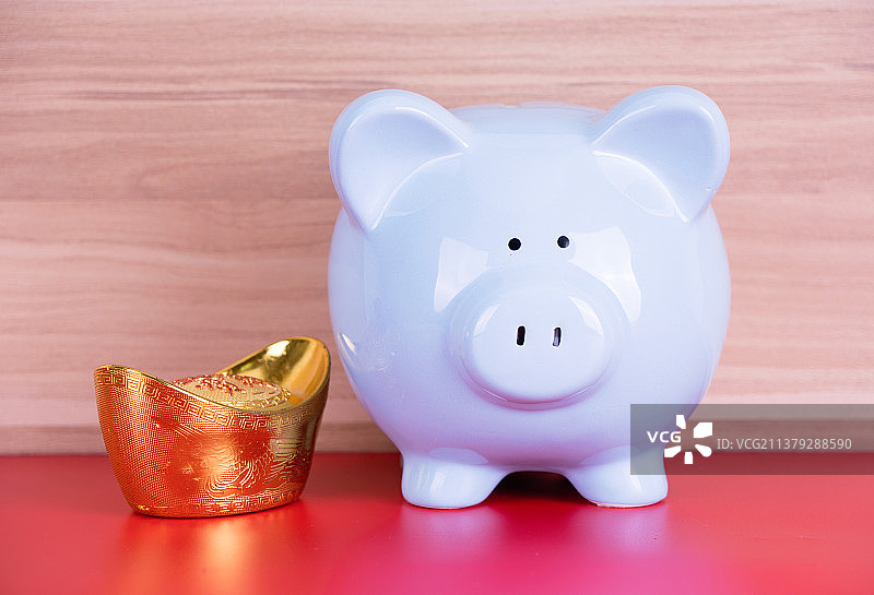 小猪存钱罐和金元宝图片素材