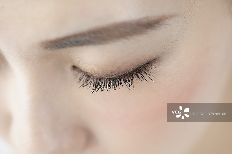 画完眼妆的东方美女眼部特写图片素材