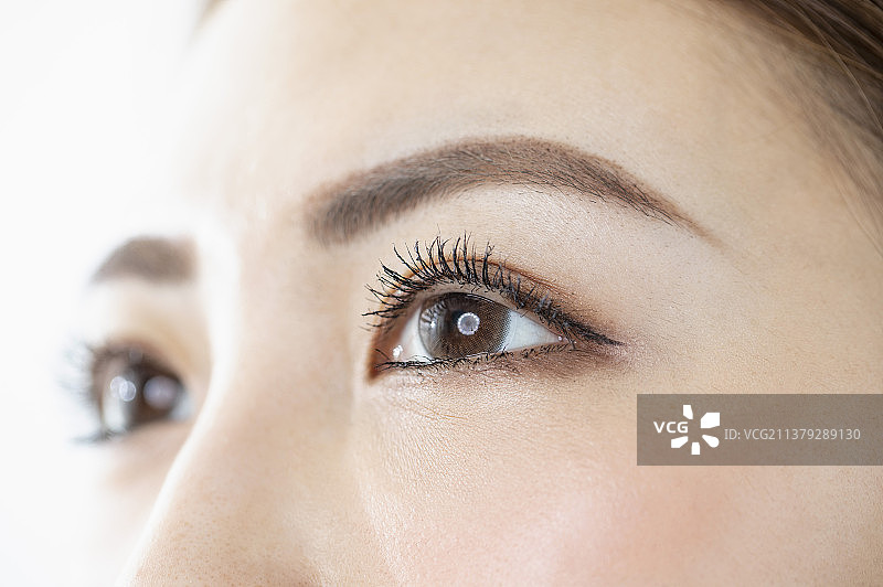 画完眼妆的东方美女眼部特写图片素材
