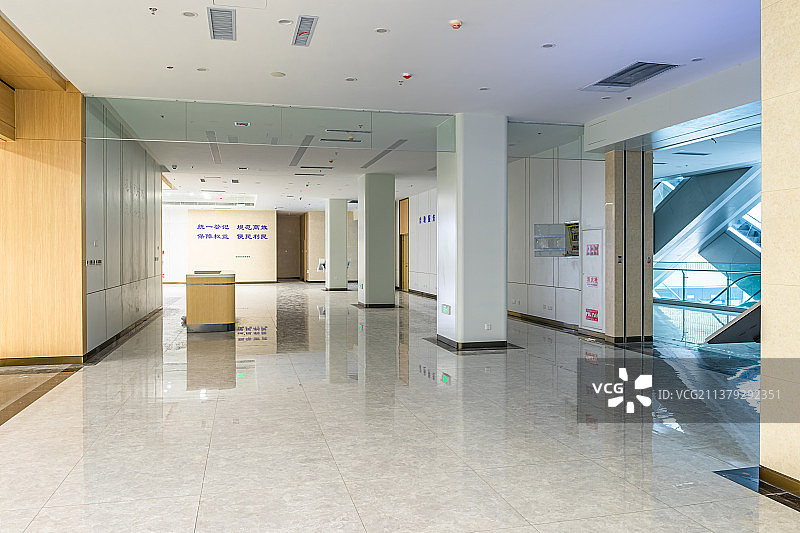 中国公司企业前台拍摄主题，办公区域的室内空间和白色的墙壁，室内无人图像摄影图片素材