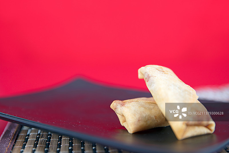 立春时节盘子里的炸春卷图片素材