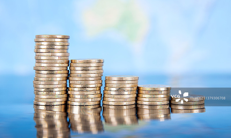 一排递减的欧元硬币图片素材