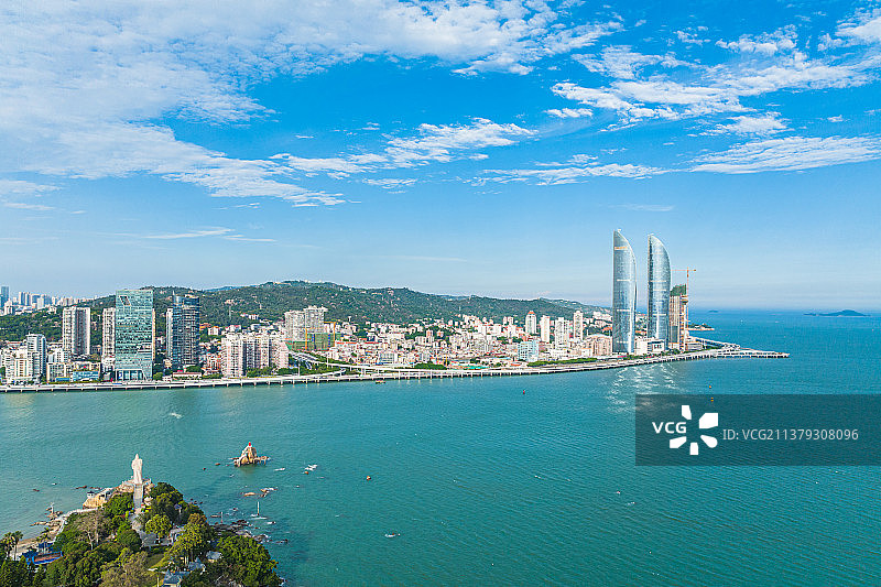 厦门鼓浪屿郑成功石雕像和对岸的世茂海峡大厦及鹭江道沿岸城市风光航拍图片素材