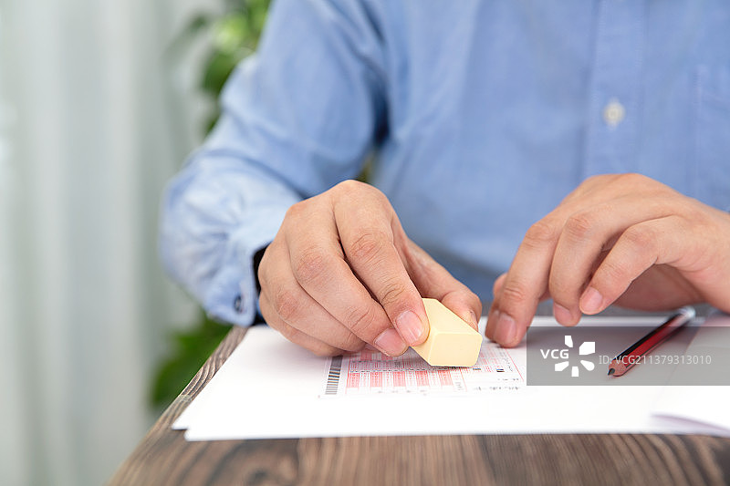 考试时用橡皮擦拭答题卡图片素材