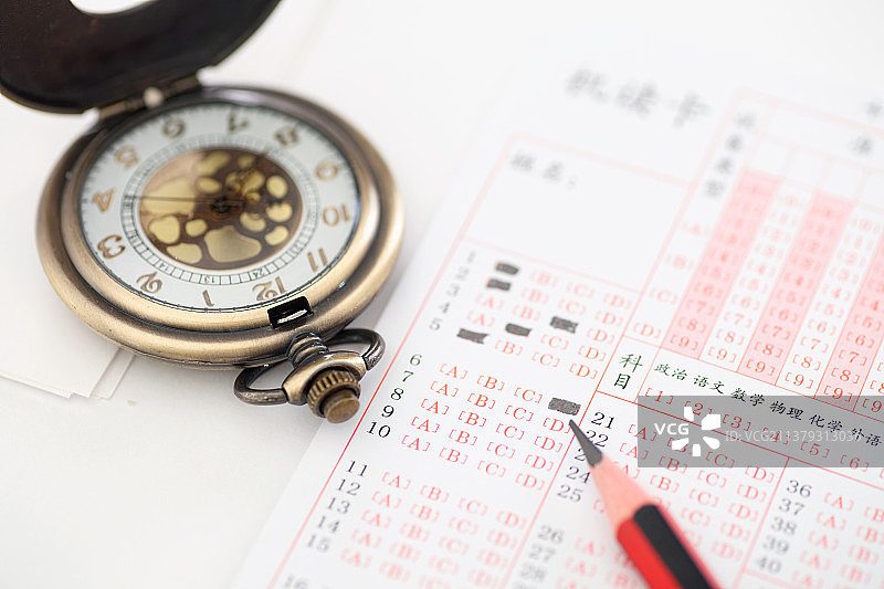 高考的答题卡铅笔和怀表图片素材