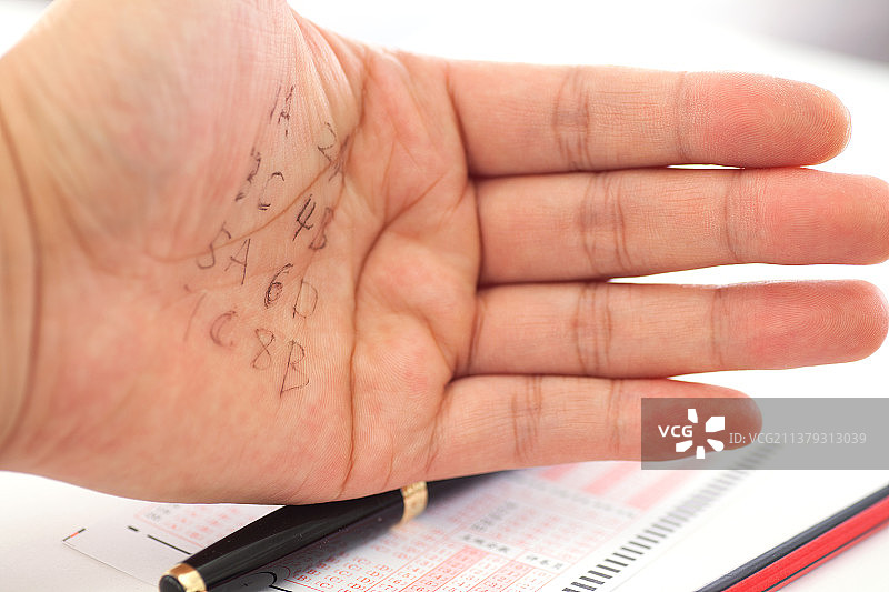 考试时写在手上的选择题答案图片素材