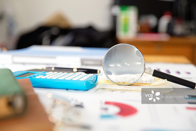 办公桌上的金融材料和工具图片素材