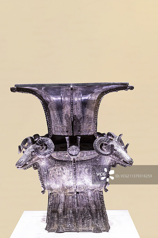 中国国家博物馆：四羊青铜方尊【商后期（约公元前14世纪—前11世纪），1938年湖南宁乡出土】图片素材