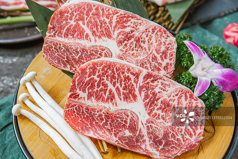 纹路清晰的和牛烤肉图片素材