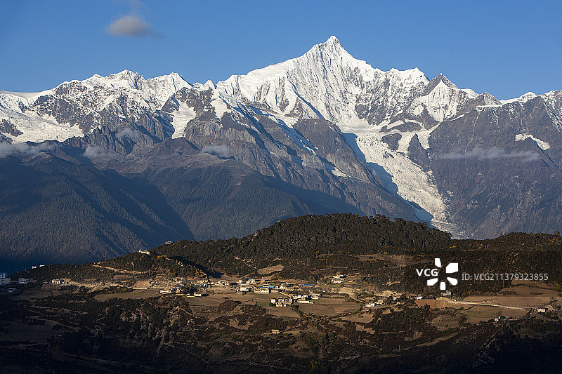 梅里雪山下的村寨图片素材