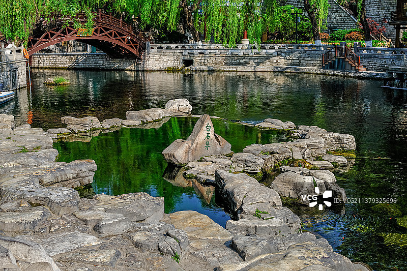 中国山东济南环城公园白石泉图片素材