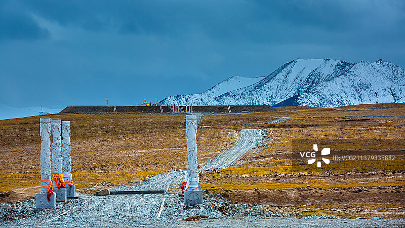 昆仑山中通外祭坛的小路图片素材