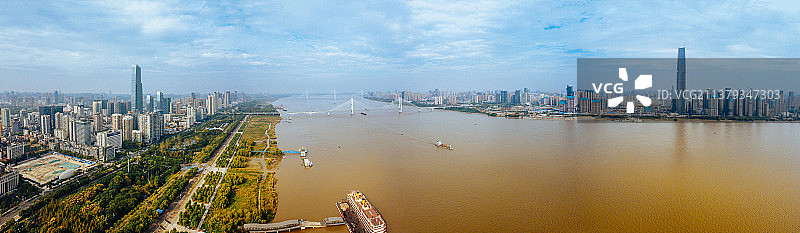 武汉 江岸区 沿江大道 三阳广场  防汛纪念碑 天悦外滩金融中心  明珠豪生大酒店图片素材