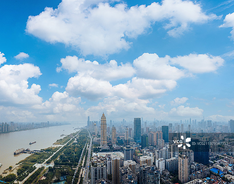 武汉 江岸区 沿江大道 三阳广场  防汛纪念碑 天悦外滩金融中心  明珠豪生大酒店图片素材