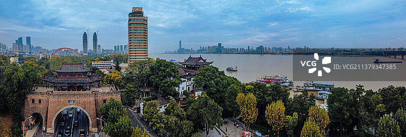 武汉 武昌区 汉阳区 晴川大道  武汉长江大桥 黄鹤楼 晴川阁 长江 龟山公园图片素材