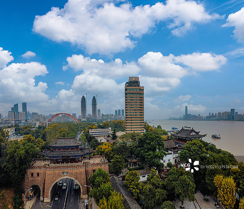 武汉 武昌区 汉阳区 晴川大道  武汉长江大桥 黄鹤楼 晴川阁 长江 龟山公园图片素材