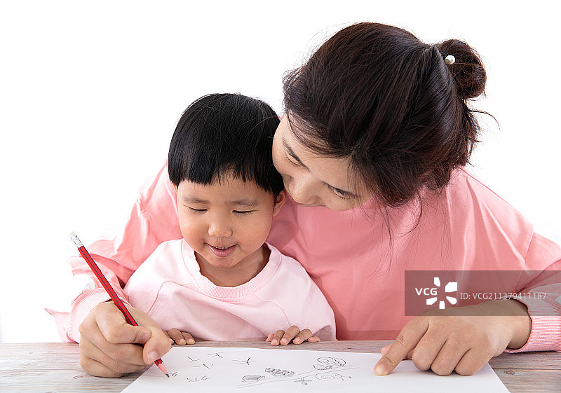 年轻妈妈教孩子如何画画图片素材