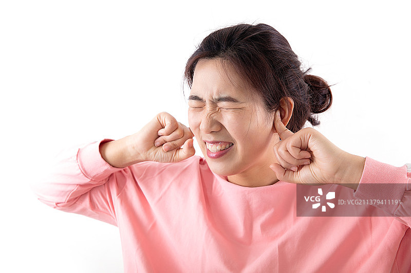 白背景上手塞双耳不听的女性图片素材