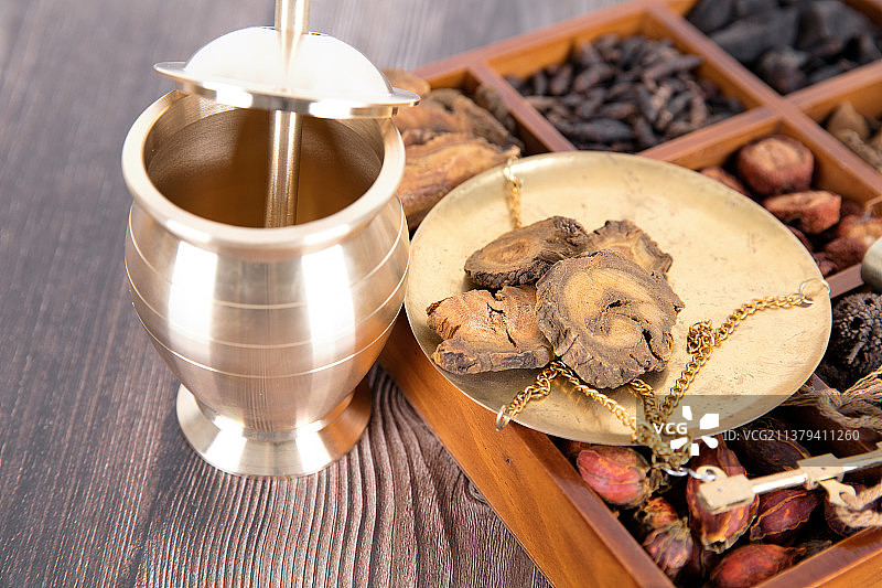 中医药材和铜制药臼图片素材