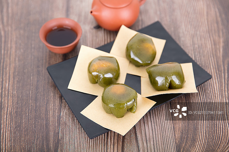 一盘清明节的青团子和茶饮图片素材