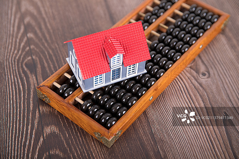 小房子模型和中国经典计算工具算珠图片素材
