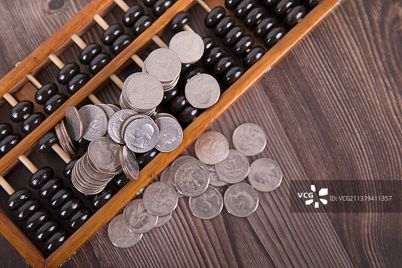 中国传统算珠和散落的美元硬币图片素材