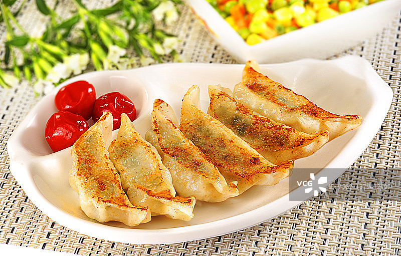 煎饺      外黄酥脆，内鲜嫩入味图片素材