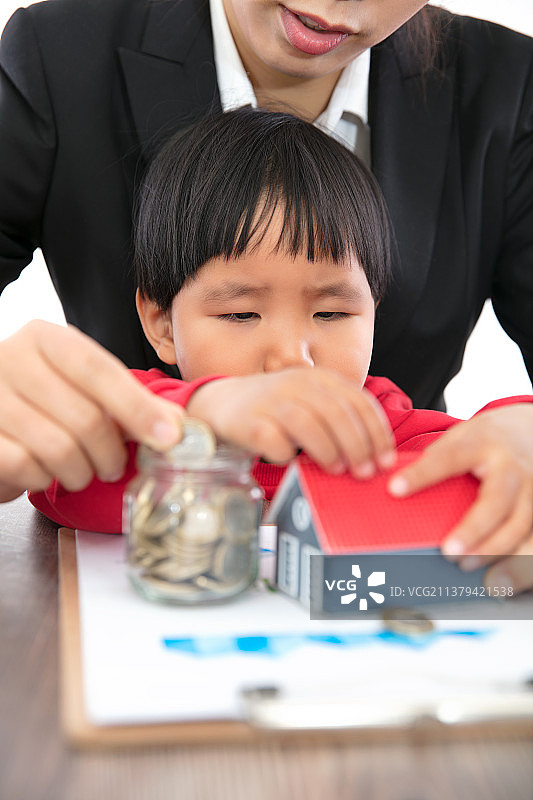 年轻妈妈为孩子学区房攒钱图片素材