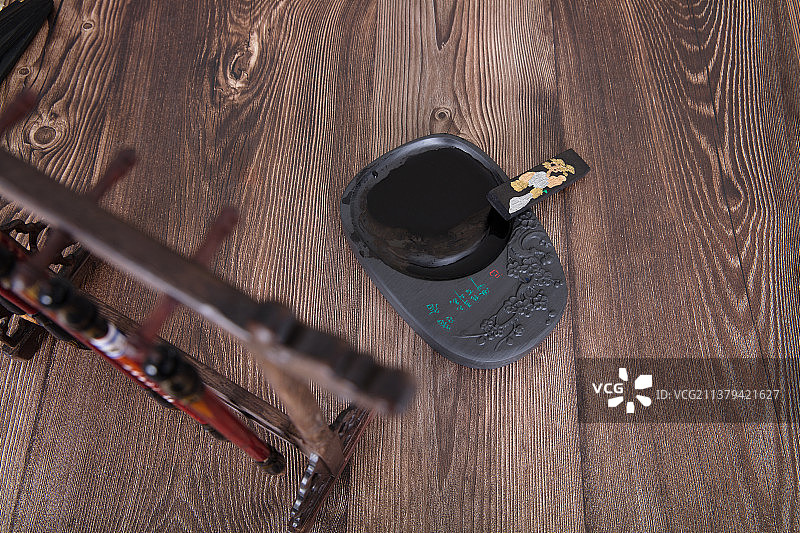 俯视毛笔架一角和桌子上的砚台及墨条图片素材