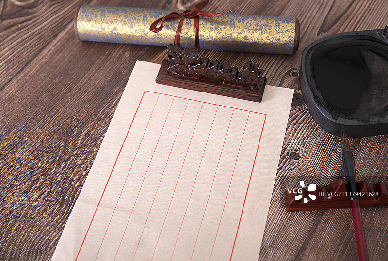 一张被镇尺压着的信纸和毛笔砚台及卷轴书法作品图片素材