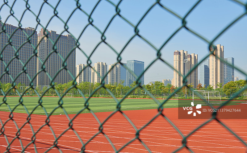 因为疫情 铁丝网里面空荡荡的操场图片素材