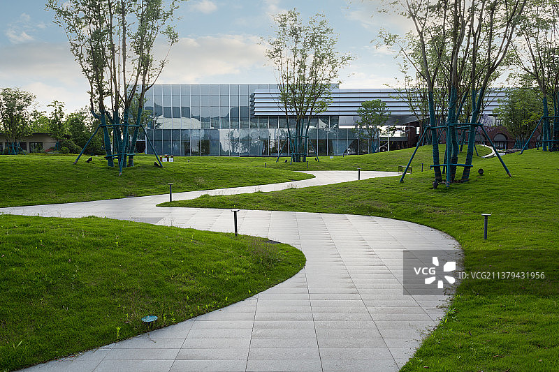 步行道路与现代建筑图片素材