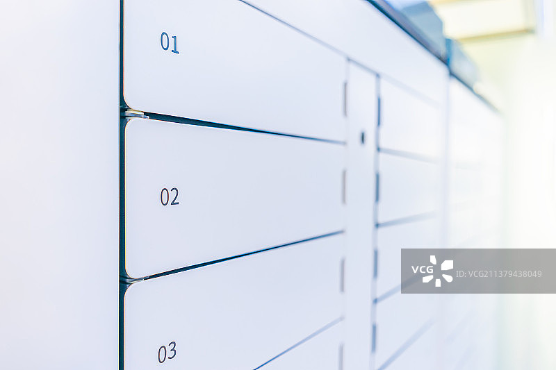 中国自动智能存取终端拍摄主题，白色的金属储物柜柜子，整齐重复排列，室内无人图像摄影图片素材