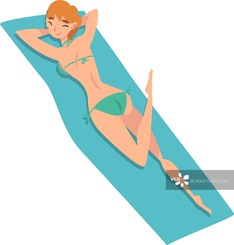 俯卧着享受日光浴的年轻女人图片素材