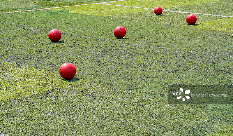 球场上摆放的篮球图片素材