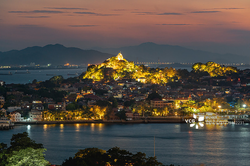 黄昏中的日光岩图片素材