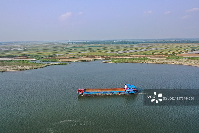 天空，沙滩和汉江里的船图片素材