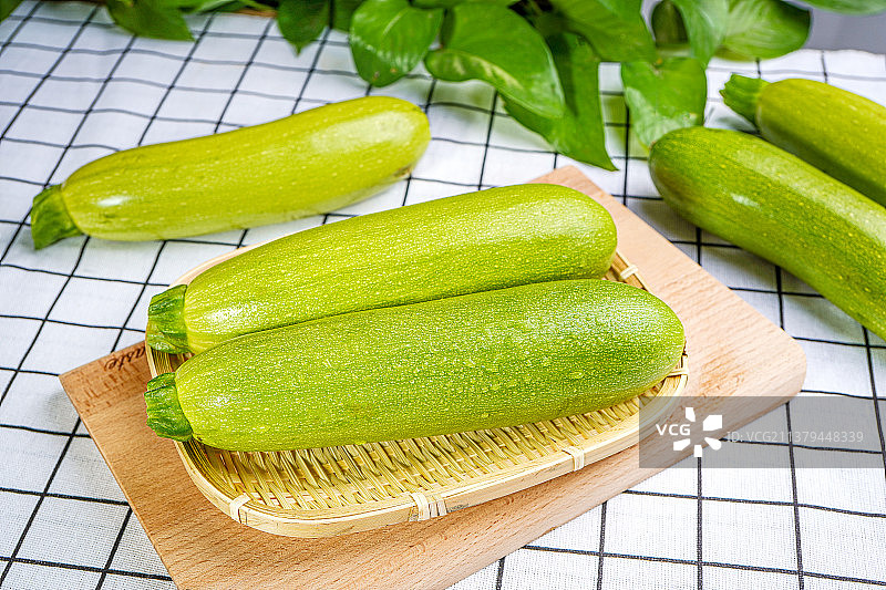 格子布上放这两个西葫芦图片素材