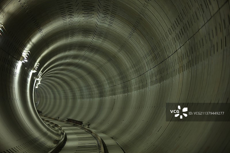 深邃的地铁隧道图片素材