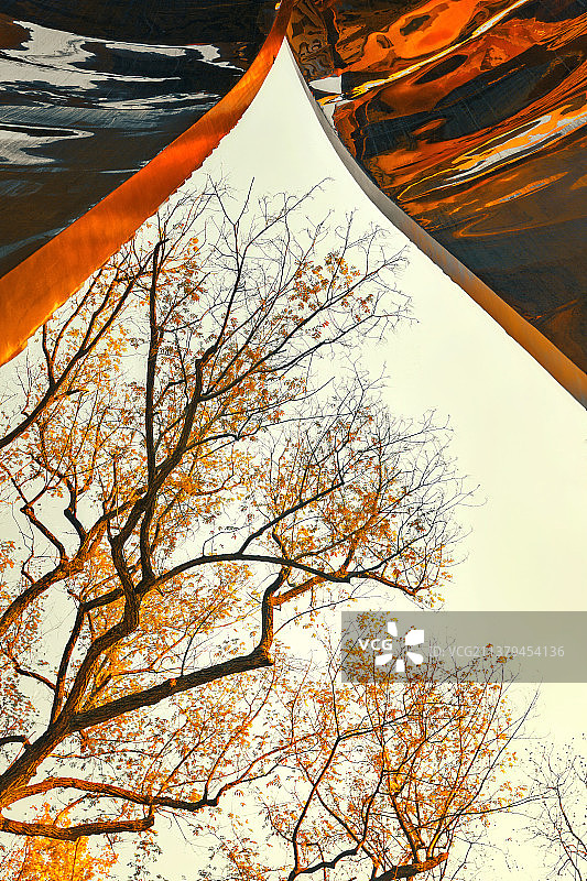 从寺庙大钟内窥探傍晚前的秋色+栖霞寺（南京）图片素材