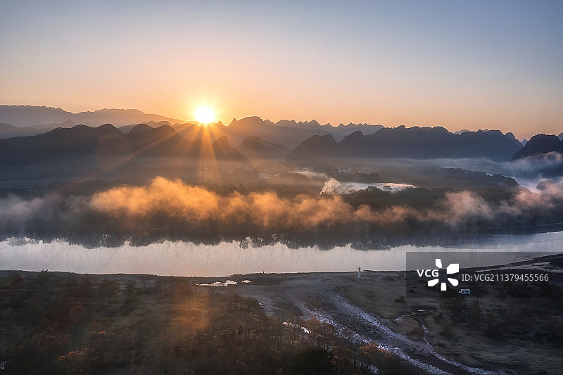 秋天日出时分漓江上的云雾图片素材