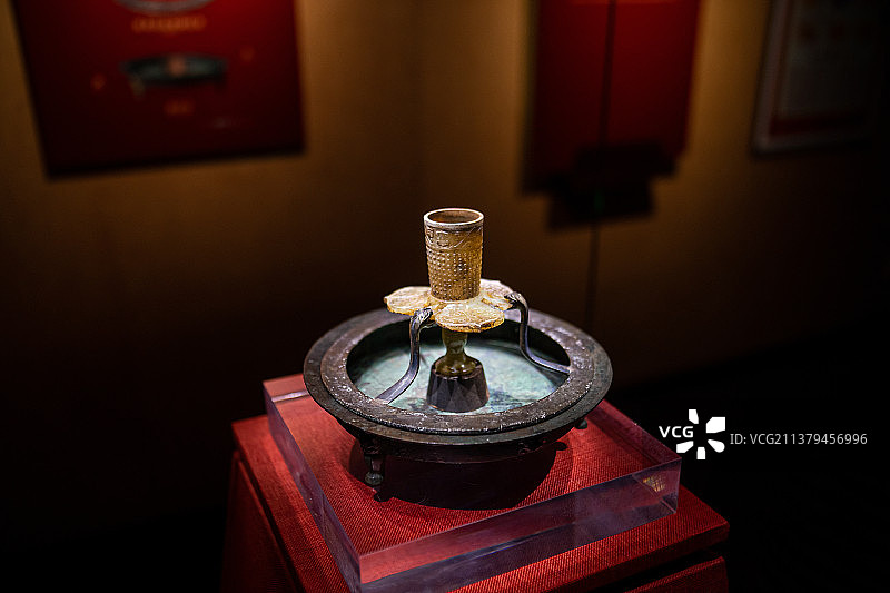 广东广州西汉南越王博物馆珍贵展品铜承盘高足玉杯图片素材