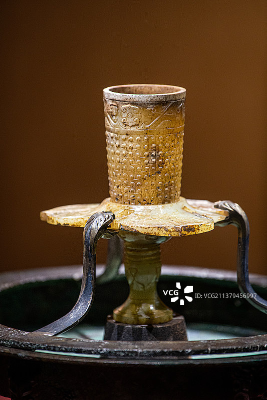 广东广州西汉南越王博物馆珍贵展品铜承盘高足玉杯图片素材