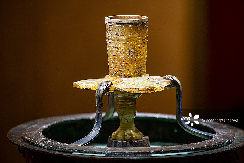 广东广州西汉南越王博物馆珍贵展品铜承盘高足玉杯图片素材