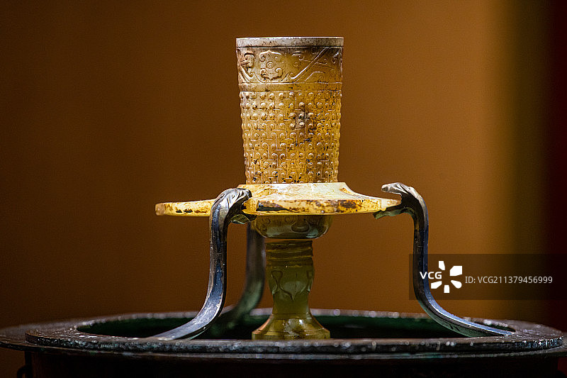广东广州西汉南越王博物馆珍贵展品铜承盘高足玉杯图片素材